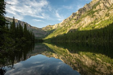 Grace Gölü 'nü çevreleyen dağlar Suyun yüzeyinde Mirroried' lenmiştir.