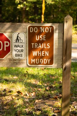 Mamut Mağarası Ulusal Parkı 'nda Çamurlu İşaret Verirken İzleri Kullanmayın