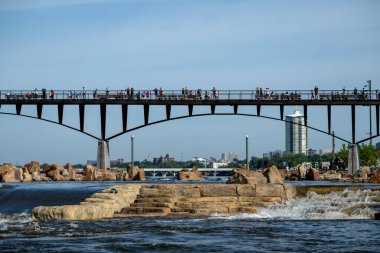 Tulsa, ABD: 2 Eylül 2024: İnsanlar Tulsa 'daki Zink Gölü üzerindeki yeni köprüde toplanıyor