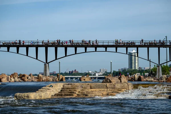 Tulsa, ABD: 2 Eylül 2024: İnsanlar Tulsa 'daki Zink Gölü üzerindeki yeni köprüde toplanıyor