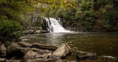 Abrams Falls Büyük Dumanlı Dağlar Ulusal Parkı 'nda Yazın Sonlarında Beyaz Suyla Acele Ediyor