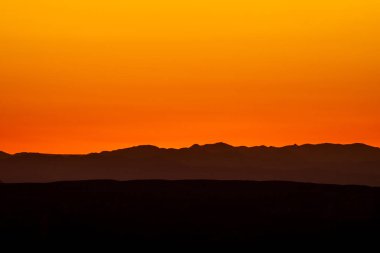 Dağların Katmanları ve Büyük Virajda Gün Batımında Gökyüzü Portakalı