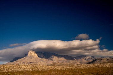 Büyük Beyaz Bulut Guadalupe Dağlarını ve Batı Teksas 'taki Derin Mavi Gökyüzünü ayırıyor