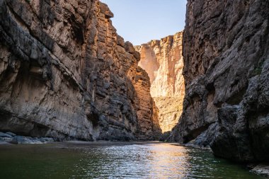 Big Bend 'deki Santa Elena Kanyonu' nun duvarlarında hafif danslar
