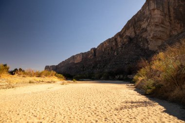 Santa Elena Kanyonu 'nun aşağısındaki Big Bend Ulusal Parkı' ndaki kayalıkların altında açık kumsal.