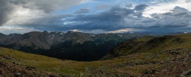 Rocky Dağı Ulusal Parkı 'ndaki Trail Ridge Yolu üzerindeki Gökyüzü Temizleme Panoraması