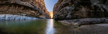 Santa Elena Kanyonu 'nun Panorama' sı. Solunda Meksika ve sağında Birleşik Devletler. Big Bend Ulusal Parkı 'nda.