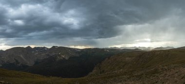 Fırtına Bulutları Rocky Dağı Ulusal Parkı 'ndaki patika sırtından geçiyor