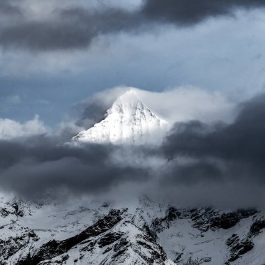 İsviçre Alplerinde Weisshorn 'un ortasında dramatik bulut katmanı sarıldı