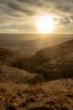 Sabahın Altın Işığı Büyük Viraj Milli Parkı 'ndaki Kanyon Yolu' nu ısıtıyor.