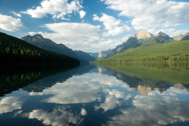 Buzul Ulusal Parkı 'ndaki Bowman Gölü' ne bakıyorum.
