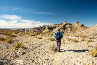 Mavi ceketli adam Mesa De Anguilla 'nın karşısında Büyük Viraj Milli Parkı' nda yürüyüş yapıyor.