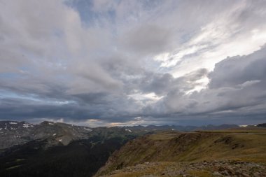 Bulutlar, Rocky Dağları 'ndaki patika yolunda gün batımından önce ayrılmaya başlıyor.
