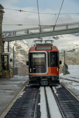 Gornergrat, İsviçre: 20 Ekim 2024: Gornergrat Treni Kar Altında Geldi