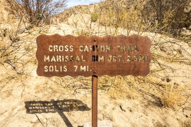Big Bend Ulusal Parkı 'ndaki Meksika Sınırı boyunca Kanyon Yolu İşareti