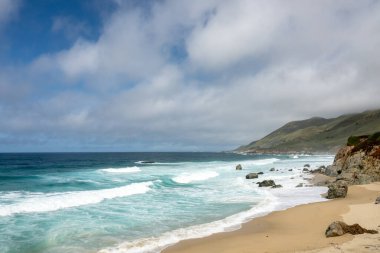Düşük Bulutlar Büyük Sur Sahili 'nin çalkantılı sahillerini yutmaya başladı