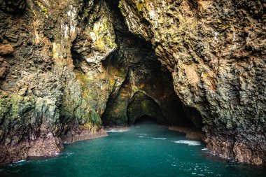 Kanal Adaları Ulusal Parkı 'ndaki Santa Curz Adası' ndaki Boyalı Mağara 'ya doğru ilerliyoruz.