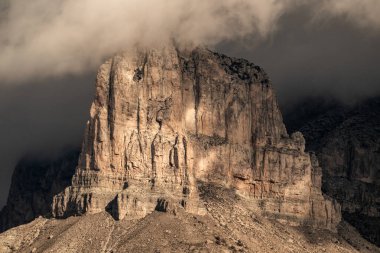 El Capitan 'ın Sessiz Renkleri Ve Bulutlar Fırtınalı bir günde Dans Ediyor