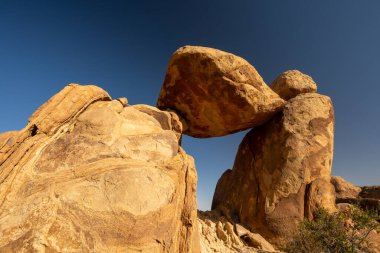 Büyük Virajda Mavi Gökyüzüne Karşı İki Büyük Kaya Arasında Dengelenmiş Kaya