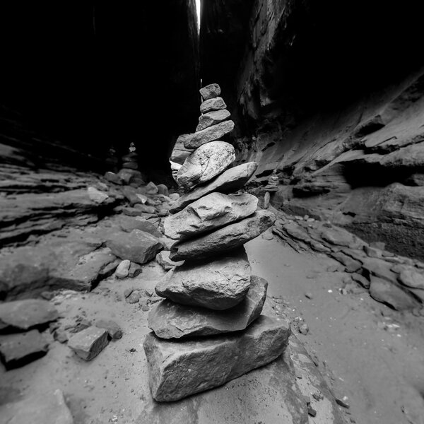 Маяк пустыни сделан из груды камней в слот-каньоне
