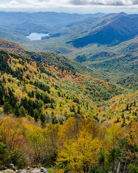 Embalse en Blue Ridge Valley en otoño — Foto de Stock
