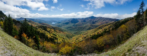 Lago di montagna in autunno lungo il Blue Ridge Parkway Panorama — Foto Stock