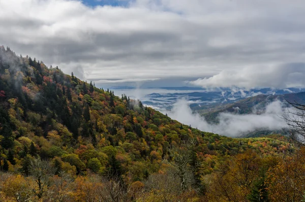 Mist slierten in bergen veranderen in de herfst — Stockfoto