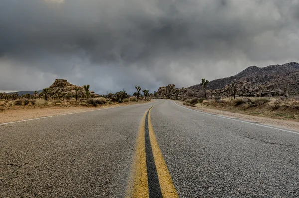 只是暴风雨来临之前的沙漠路中间 — 图库照片