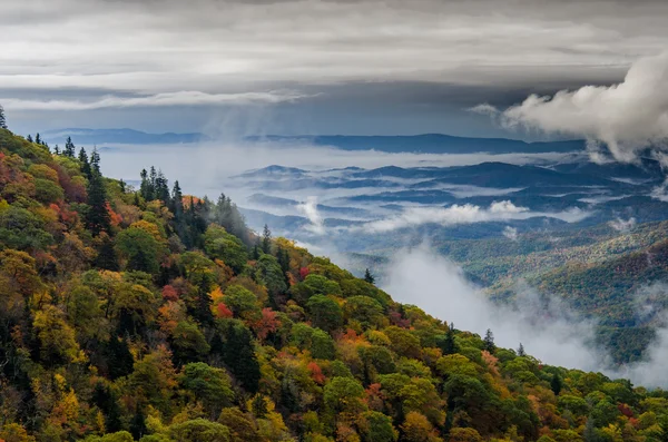 Vista de otoño de nubes de la madrugada desde el juzgado del diablo — Foto de Stock