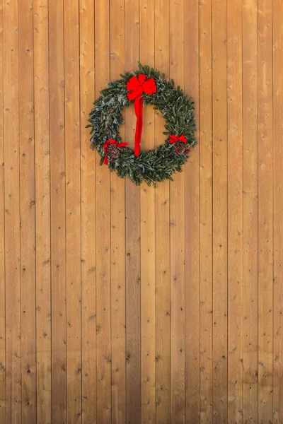 Grinalda de Natal na parede de madeira vertical — Fotografia de Stock