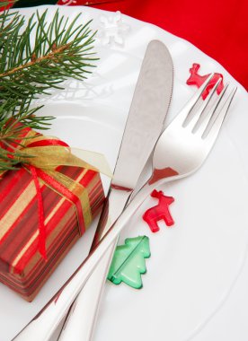 Noel süslemeleri olan Noel masası.