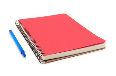 Spiral kırmızı defter ve kalem üzerinde beyaz izole