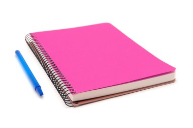 sarmal pembe defter ve kalem beyaza izole edilmiş.