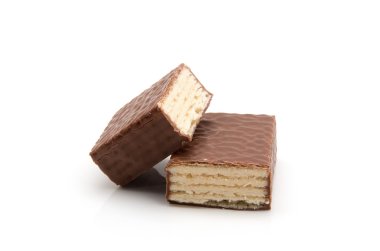 Çikolatalı waffle 'lar beyazda izole edilir.