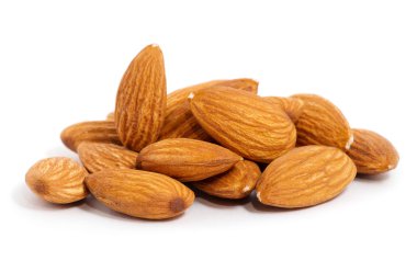 Badem beyaz üzerine izole