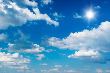 Mavi gökyüzünde beyaz bulutlar.