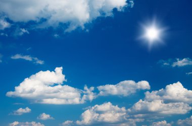 Beyaz bulutlu mavi gökyüzü arkaplanı