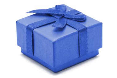 Beyaz arkaplanda mavi hediye kutusu