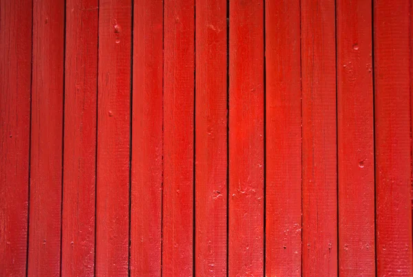 Gros plan de panneaux de clôture en bois peint en rouge. — Photo