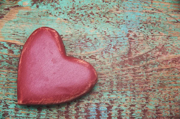 Coeur rouge sur un fond en bois — Photo