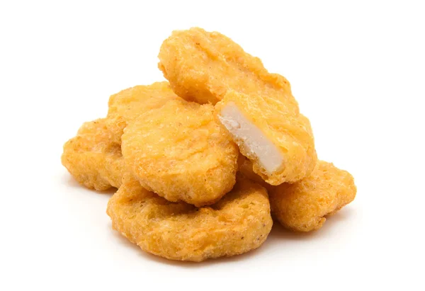 Nuggets de frango frito isolado em branco — Fotografia de Stock