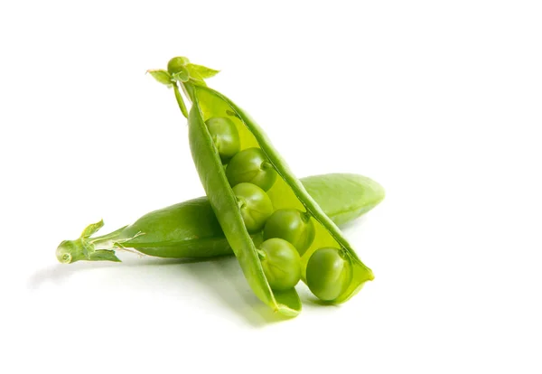 Frische grüne Erbsen isoliert auf weißem Hintergrund — Stockfoto