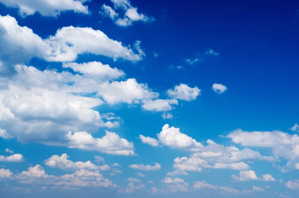 Nuvole bianche nel cielo blu. — Foto Stock