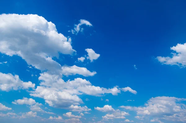 พื้นหลังท้องฟ้าสีฟ้าที่มีเมฆสีขาว — ภาพถ่ายสต็อก