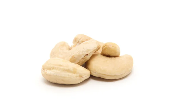 Кешью орехи изолированы на белом фоне — стоковое фото