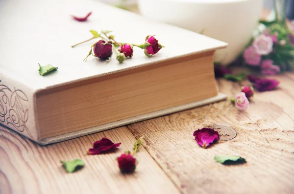 Livros, flores e xícara branca na mesa de madeira — Fotografia de Stock