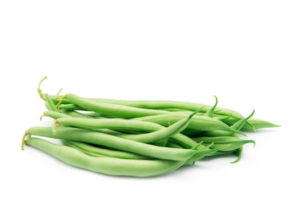 Weinig groene bonen geïsoleerd op de witte achtergrond — Stockfoto