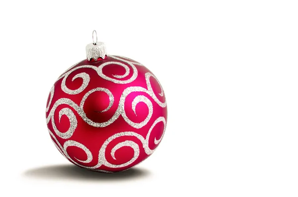 Красный рождественский игрушечный шар, изолированный на белом фоне — стоковое фото