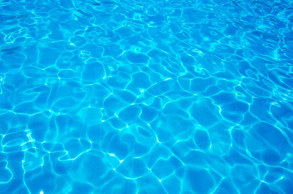 Eau bleue déchiré dans la piscine — Photo