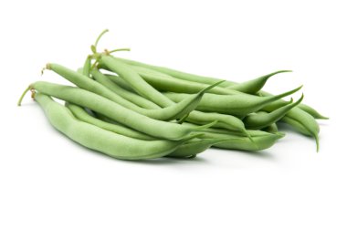 Beyaz arka planda çok az yeşil Fransız fasulyesi izole edilmiş.